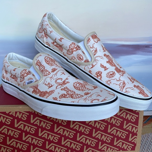 Vans Men’s Classic Slip-On 
Desert Vibes Turtledove/Tr Wht
VN0A5JLX8NL
Sneakers - Picture 5 of 16